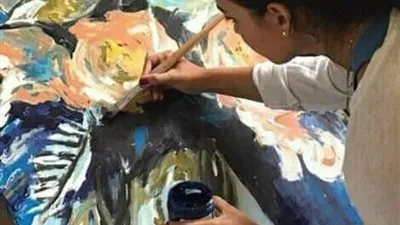 طالبة تُبدع في الرسم بالرصاص والفحم وتتمني تخليد 