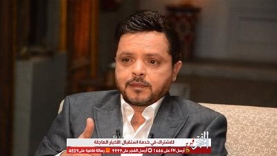 ظهور مفاجئ لزوجة محمد هنيدي في افتتاح مسرحية 