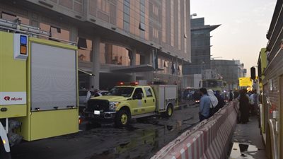 شاهد.. حريق ضخم بأحد فنادق الرياض