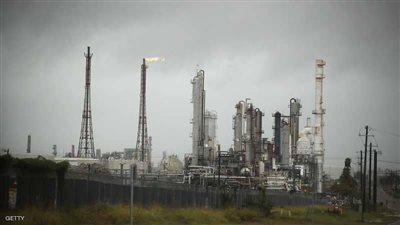 النفط يهبط 2 % مع مخاوف من ضغط تعثر الاقتصاد العالمي على الطلب