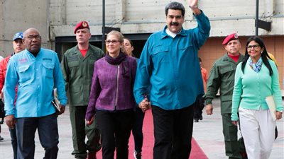 رئيس فنزويلا يأمر بمراجعة العلاقات الدبلوماسية مع أمريكا