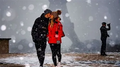الثلج يغزو باريس.. ويترك صورا للذكرى