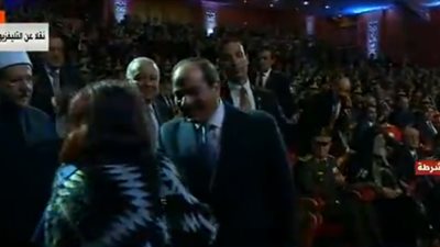 في لفتة إنسانية.. السيسي يتوجه لمكان جلوس زوجة بطل أحداث معركة الإسماعيلية 