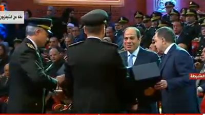 وزير الداخلية يمنح 