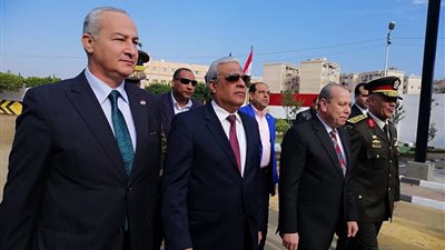 احتفالا بعيد الشرطة.. محافظ كفر الشيخ يضع إكليلا من الزهور على قبر الجندي المجهول