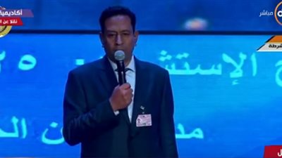 والد شهيد يترجى السيسي لمد رئاسته فترتين جديدتين (فيديو)