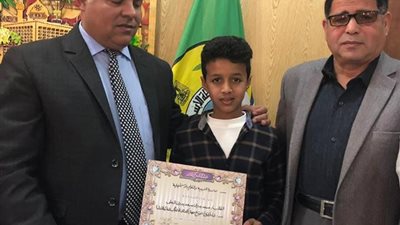 مدير تعليم الإسماعيلية يكرم الطالب مخترع جهاز يكشف الألغام ويبطل مفعولها 