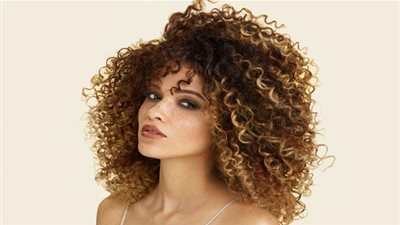 إليكِ أفضل الماسكات الطبيعية لتنعيم الشعر الهايش والخشن 