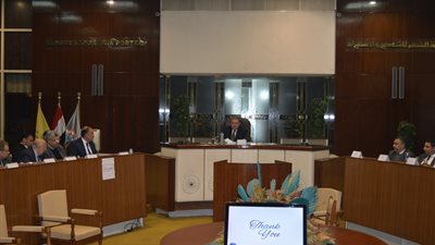 وزير قطاع الأعمال يوصى بالإسراع فى تنفيذ خطة النهوض بالشركة القابضة للأدوية 