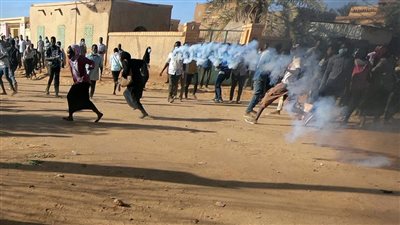الشرطة السودانية تستخدم الغاز المسيل للدموع لتفريق تظاهرات بالخرطوم