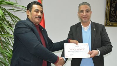 تزامنا مع عيدهم..  محافظ سوهاج يكرم 11 من رجال الشرطة (صور)