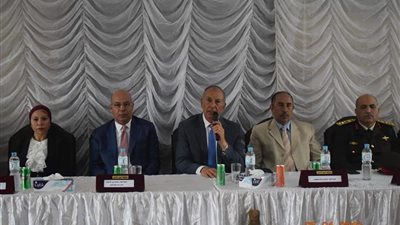 بمناسبة عيد الشرطة.. محافظ البحر الأحمر ومدير الأمن يتناولان وجبة الغداء مع جنود الشرطة بالغردقة (صور)