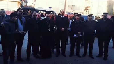 كاهن كنيسة الروم يزور التمركزات الأمنية لتهنئة ضباط الشرطة 