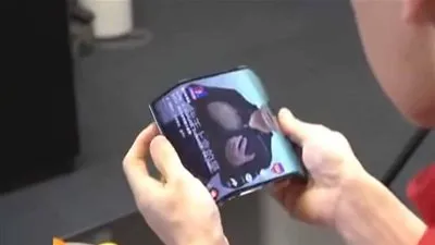 مؤسس شاومي يستعرض هاتف الشركة القابل للطي