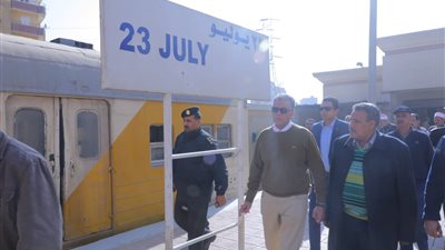 بجنيه واحد.. وزير النقل يتفقد خط 