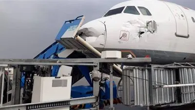 إعصار يسبب أضرارا هائلة بمطار أنطاليا التركى (فيديو)