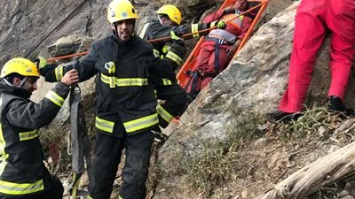 مدني الباحة ينقذ عاملا أسيويا بعد سقوط شيول من منحدر