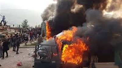 أهالي بلدة عراقية يقتحمون معسكرا تركيا ويحرقونه