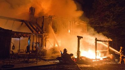  4 سيارات إطفاء للسيطرة على حريق هائل في طوخ