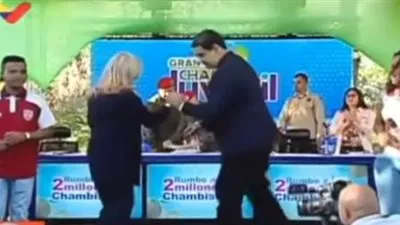 شاهد.. رئيس فنزويلا يرقص ويطبل وسط أنصاره