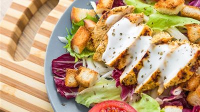 مكونات سلطة الدجاج اللذيذة 