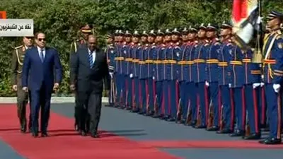 شاهد.. مراسم استقبال رسمية للرئيس السوداني في مصر