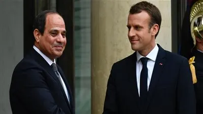 رئيس الوزراء يستقبل رئيس الجمهورية الفرنسية بمطار القاهرة