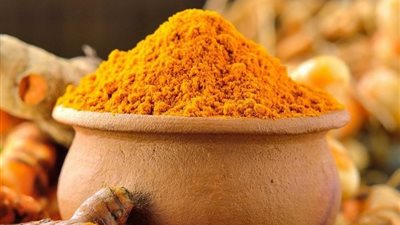 للعناية ببشرتك.. جربي وصفات الكركم المذهلة 