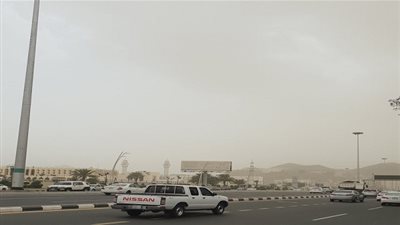 موجة غبار كثيف تضرب العاصمة المقدسة وتحدّ من مدى الرؤية