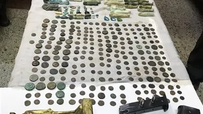 تفاصيل ضبط موظف ونجله بحوزتهما 332 قطعة أثرية بالمنيا (صور)