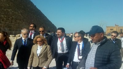 زوجة الرئيس الفرنسي تزور منطقة الأهرامات الأثرية (صور)