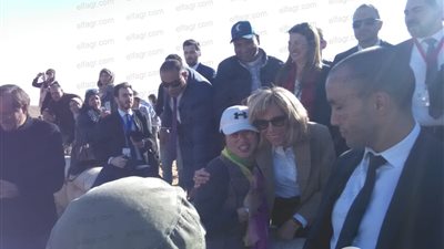 زوجة الرئيس الفرنسي تلتقط الصور مع زوار الأهرامات (صور)