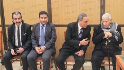 العصار وسلامة وزين يشاركون في عزاء شقيقة مكرم محمد أحمد (صور)