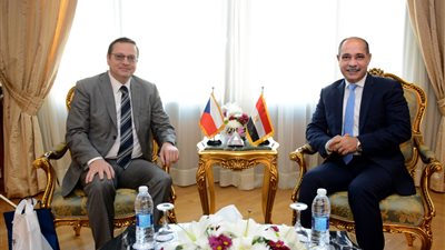 وزير الطيران المدني يلتقي سفير دولة التشيك بالقاهرة