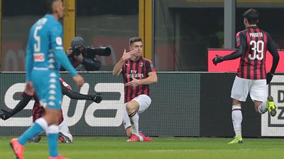 بياتيك يقود ميلان لهزيمة نابولي والتأهل لنصف نهائي كأس إيطاليا