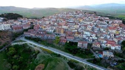 بلدة إيطالية تقدم مبالغ مالية 