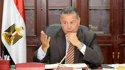 محافظ بني سويف: توفير رعاية طبية وإعانة مالية لأسرة شاب وشقيقته يعانيان من الشلل