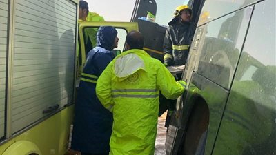 إنقاذ 15 معتمرًا بينهم نساء وأطفال احتجزتهم أمطار تبوك