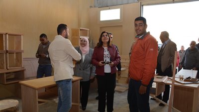 محافظ دمياط تزور صغار الصناع في مدينة الأثاث (صور)