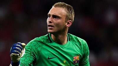 سلسيسن أمام إشبيلية.. تألق في المباراة وتهنئة حارة في غرفة الملابس