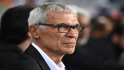 نجم الأهلي يفتح النار على مدرب المنتخب السابق