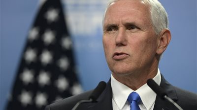 بنس: حكم مادورو لا بد أن ينتهي