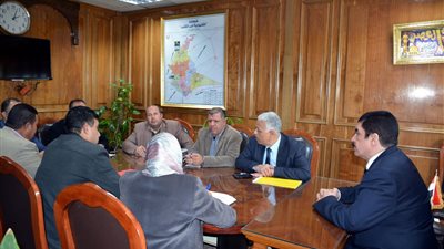 محافظ القليوبية يبحث تذليل العقبات لتوصيل المرافق لمشروع 113 عمارة سكنية بالخانكة (صور)