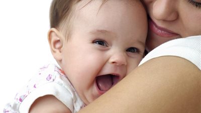 شروط عليك اتباعها عند حمل طفلك