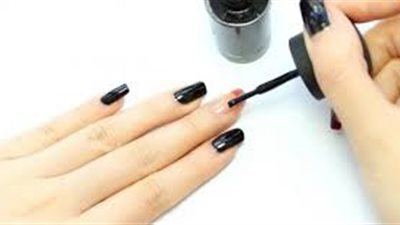 وصفة مذهلة لعمل طلاء الأظافر في المنزل (فيديو)