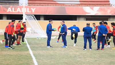 أحمد فتحي يؤدي تدريبات تأهيلية.. ولاسارتي يعقد محاضرة مع لاعبي الأهلي