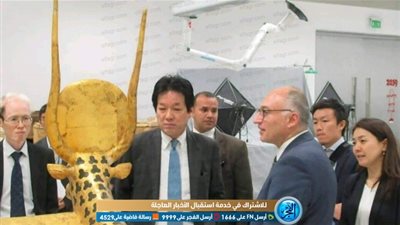 مستشار رئيس الوزراء الياباني يزور المتحف المصري الكبير (صور)