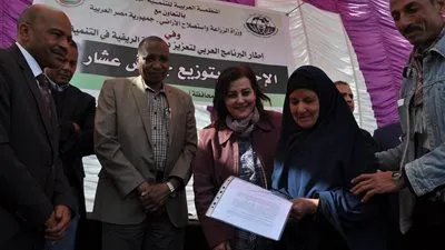 نائب وزير الزراعة تسلم عقود رؤوس ماشية للمرأة المعيلة والأرامل بأسيوط