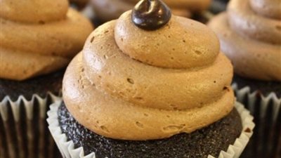 حلوى شهية.. طريقة عمل كب كيك القهوة بالكريمة