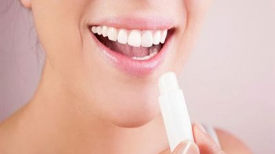 طريقة عمل مرطب الشفاه في المنزل (فيديو)